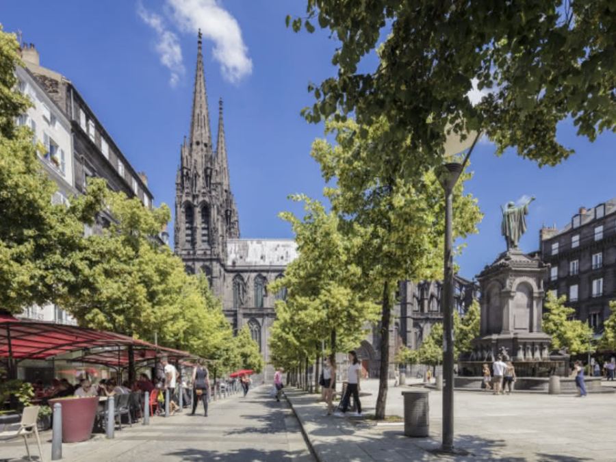 Place de la Victoire et cathédrale de Clermont-Ferrand