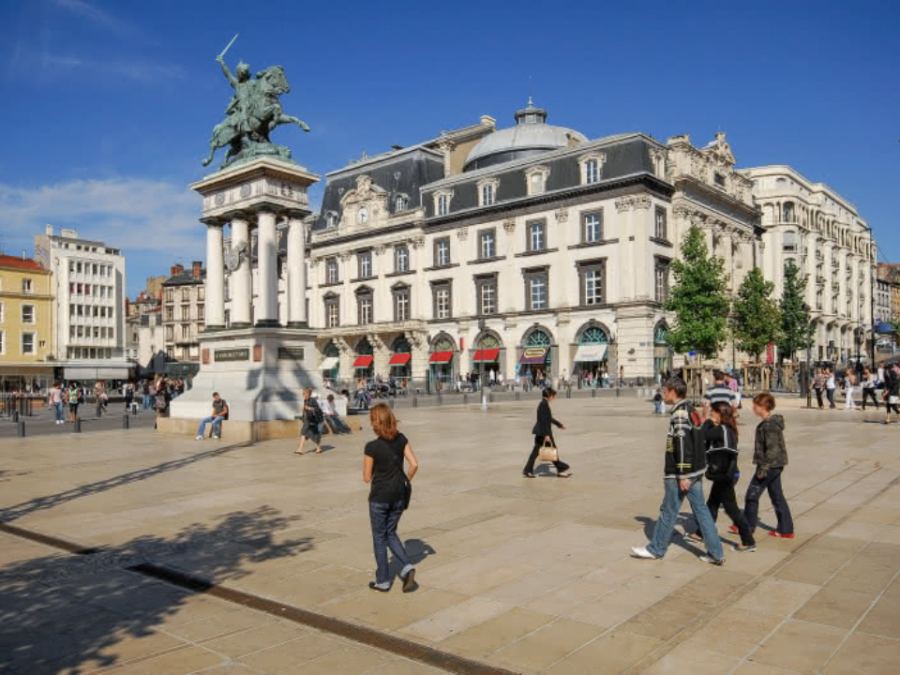 Place de Jaude et statue de Vercingétorix à Clermont-Ferrand