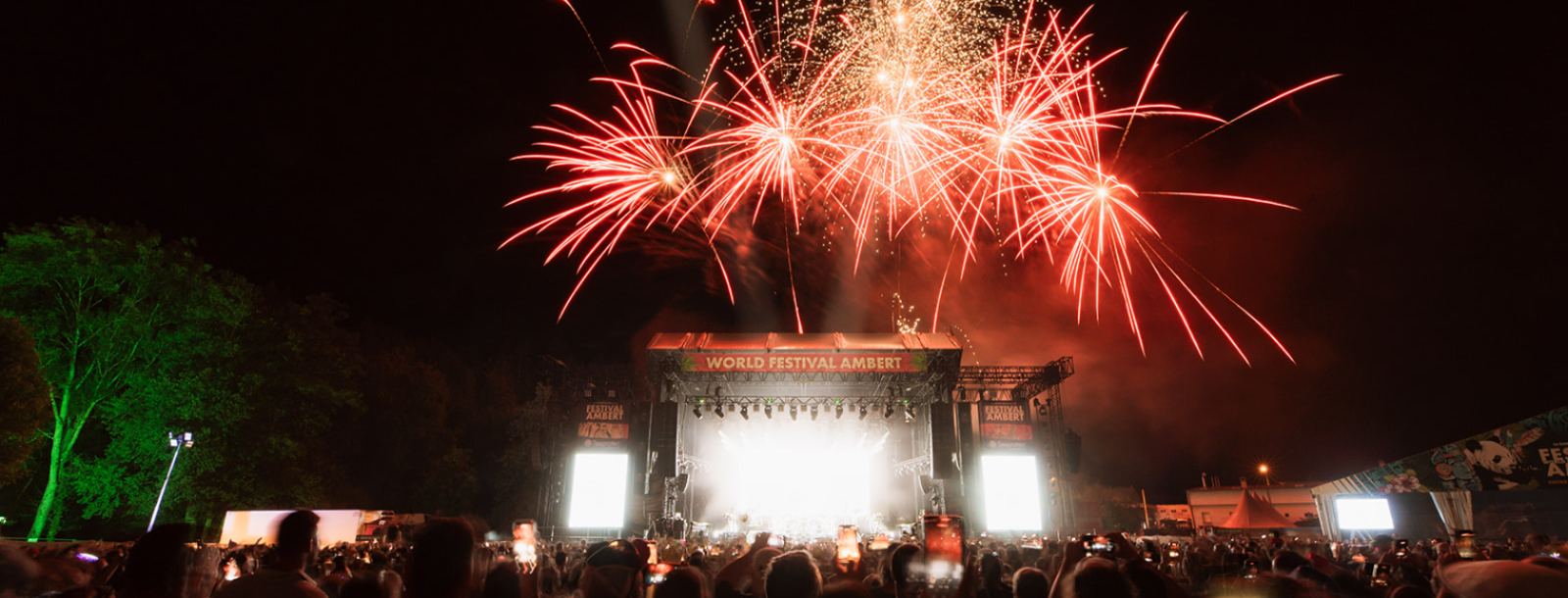 Feu d'artifice sur la grande scène du World Festival Ambert devant le public